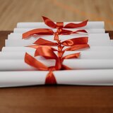 Zertifikate mit roter Schleife