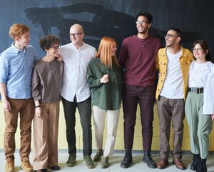 Menschen stehen vor einer Tafel