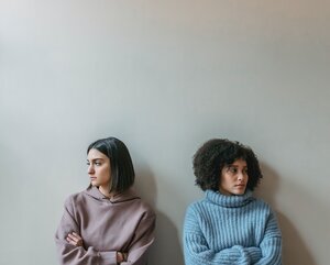 Zwei Frauen sehen in die entgegengesetzte Richtung