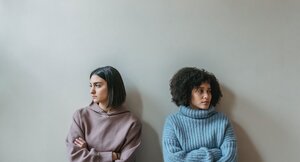 Zwei Frauen sehen in die entgegengesetzte Richtung