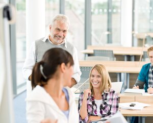 Referent und Teilnehmer unterhalten sich