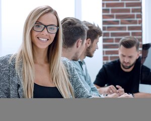 Kursteilnehmerin im PC Raum