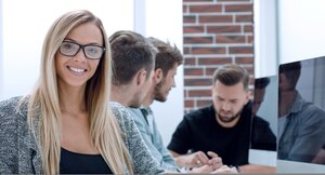 Kursteilnehmerin im PC Raum