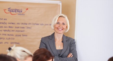 Führungskräftetrainings am BFI Salzburg Referentin und Teilnehmerinnen in einem Seminarraum