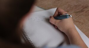 Ein Mädchen lernt Mathematik