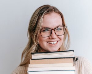 Frau mit Büchern in der Hand