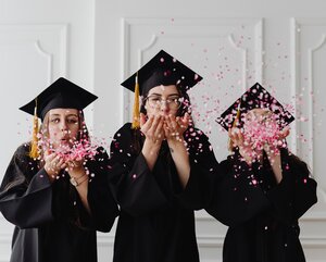 3 Absolventinnen feiern ihren Abschluss