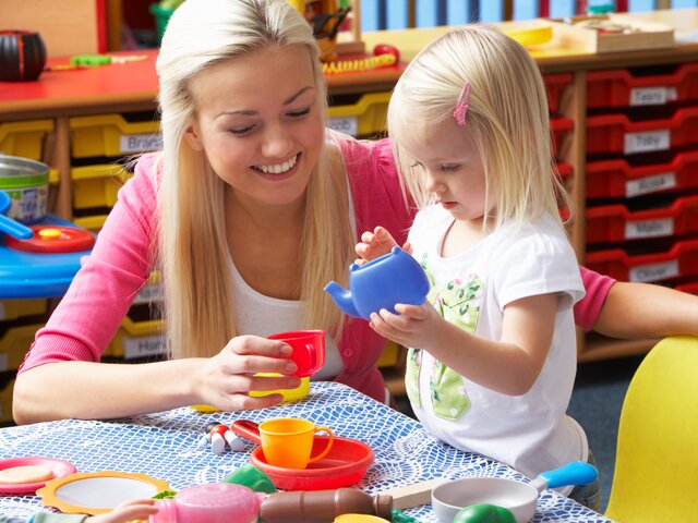 Sprachförderung im Kindergarten Elementarpädagogin mit Kindergartenkind
