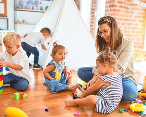 Gruppenleiterin bei der Arbeit mit Kleinkindern