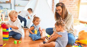 Gruppenleiterin bei der Arbeit mit Kleinkindern