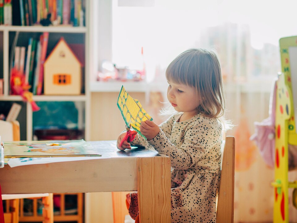 Ausbildungen und Weiterbildungen im Bereich Elementarpädagogik Ein Kleinkind spielt im Kindergarten