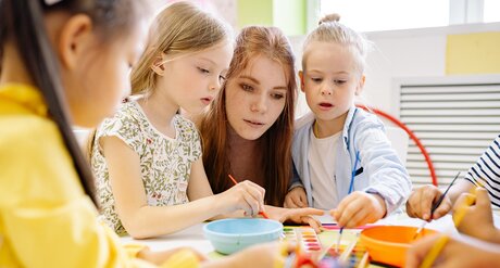 Kindergartenhelferin bei der Arbeit