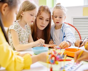 Kindergartenhelferin bei der Arbeit