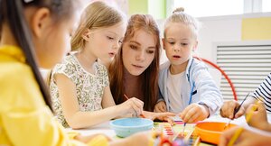 Kindergartenhelferin bei der Arbeit