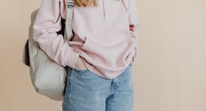 Mädchen mit Rucksack in der Schule