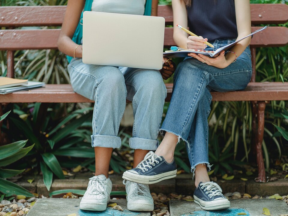 Zwei Mädchen lernen gemeinsam für Lehre mit Matura