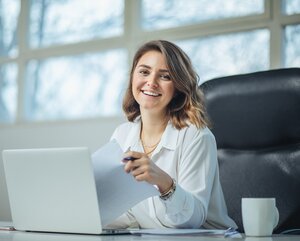 Büromitarbeiterin an ihrem Schreibtisch