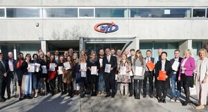 Erfolgreiche Absolvent/innen und Vertreter/innen der Schule für Gesundheits- und Krankenpflege am BFI Salzburg