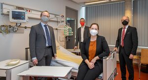 Vertreter/innen des BFI, der AK Salzburg und des Landes Salzburg im neuen Pflegesimulationsraum im BFI