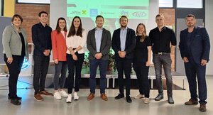 Vertreter:innen von fünf Salzburger Unternehmen präsentieren sich auf der Bühne der HAK1 in Salzburg am Karrieretag