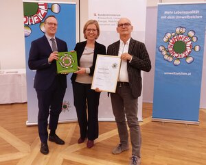 Vertreter des BFI Salzburg und Bundesministerin Leonore Gewessler bei der Verleihung des Österreichischen Umweltzeichen