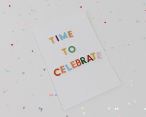 Weiße Glückwunschkarte "Time to Celebrate"