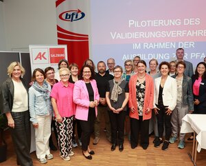 Mitglieder des Gesundheits- und Krankenpflege-Beirats, Landesrätin Mag. Daniela Gutschi und Vertreter:innen des BFI Salzburg bei der Präsentation des Pilotprojekts "Validierung für Pflegeassistenz"