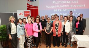 Mitglieder des Gesundheits- und Krankenpflege-Beirats, Landesrätin Mag. Daniela Gutschi und Vertreter:innen des BFI Salzburg bei der Präsentation des Pilotprojekts "Validierung für Pflegeassistenz"