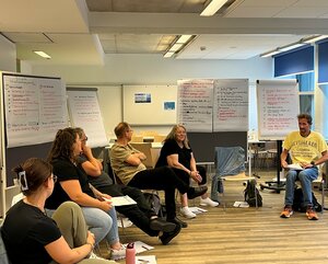 Eine Gruppe von Personen arbeitet am Projekt Potenzialentdecker:innen