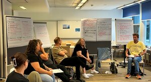 Eine Gruppe von Personen arbeitet am Projekt Potenzialentdecker:innen