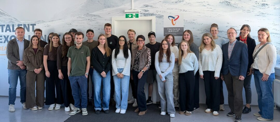 Tecnica Group Mitarbeiterteam vor Bergkulisse in Österreich