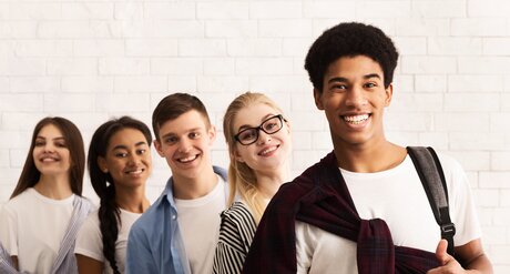 Pflichtschulabschluss nachholen Multikulturelle Gruppe