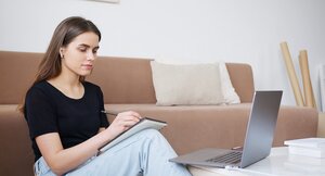 Eine junge Frau lernt online eine neue Sprache