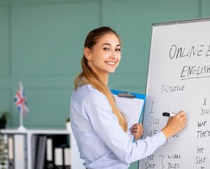 Englischtrainerin bei der Arbeit am Whiteboard