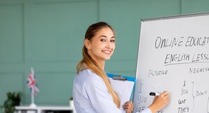 Englischtrainerin bei der Arbeit am Whiteboard