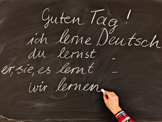 Sprachunterricht Deutsch Eine Tafel wird beschrieben: Guten Tag!