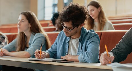 Studienberechtigungsprüfung Student im Hörsaal