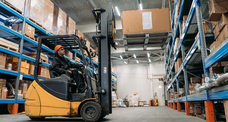 Ausbildungen zum/zur Hubstaplerfahrer/in Mann bei der Ausbildung zum Hubstaplerfahrer