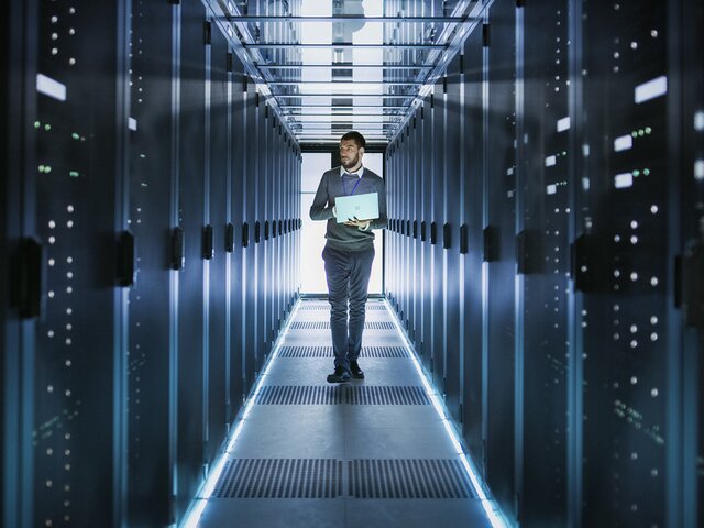Vorbereitungslehrgang für IT-Studium an der FH Salzburg IT-Techniker arbeitet an einem Laptop in einem großen Datenzentrum